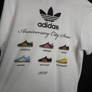 Anniversary 2020 Talla Medium tiene un pinhole